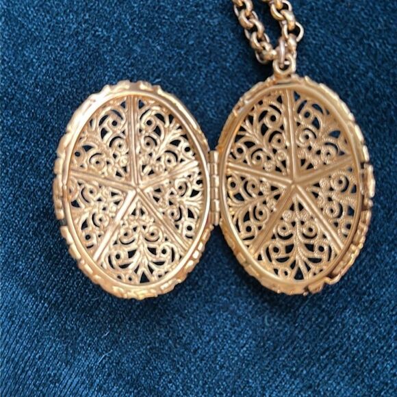 Vintage Shiny Gold Tone Filigree Locket Pendant Necklace - Picture 4 of 5